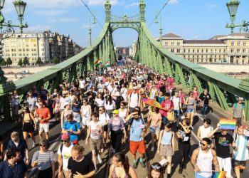 Orban hükûmetinin LGBTİ+ karşıtı yasasına karşılık Budapeşte'de binlerce kişi Onur Yürüyüşü için toplandı