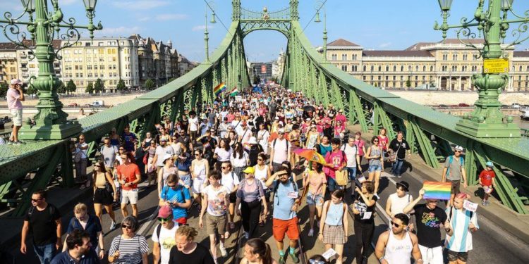 Orban hükûmetinin LGBTİ+ karşıtı yasasına karşılık Budapeşte'de binlerce kişi Onur Yürüyüşü için toplandı