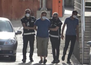 Peker videolarını yorumlayan gazeteci, &lsquo;Erdoğan&rsquo;a hakaret&rsquo;ten g&ouml;zaltına alındı