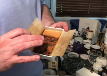 Prens Charles ve Prenses Diana'nın düğününden kalma pasta dilimi, açık artırmayla satışa sunulacak