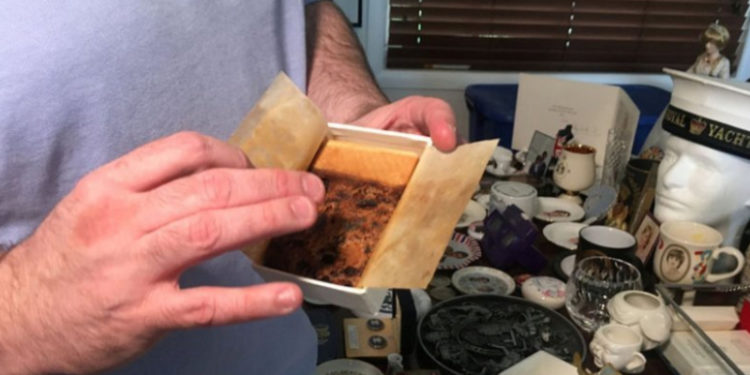 Prens Charles ve Prenses Diana'nın düğününden kalma pasta dilimi, açık artırmayla satışa sunulacak