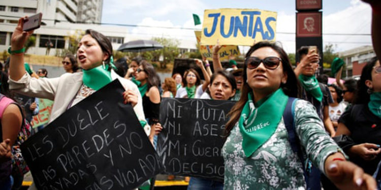 Rapora: Ekvador'da katı kürtaj yasaları sebebiyle kadınların yaşamları risk altında