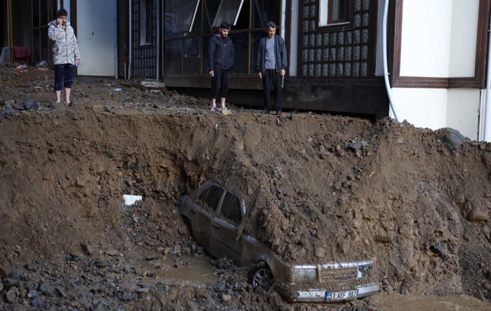 Rize’de dereler taştı, evleri su bastı: 1 ölü 3 kayıp