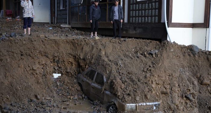 Rize’de dereler taştı, evleri su bastı: 1 ölü 3 kayıp