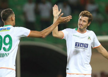 Salih Uçan, Beşiktaş'la sözleşme imzaladı