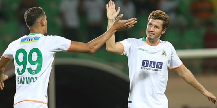 Salih Uçan, Beşiktaş'la sözleşme imzaladı