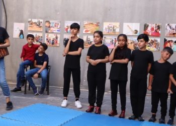 Sanat eğitimi verilen Suriyeli 40 Kürt ve Arap çocuğun çalışmaları sergilendi