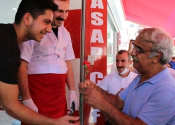 Sancar, Kuşadası esnafını ziyaret etti