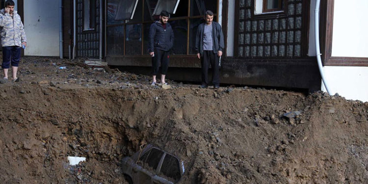 Sel ve heyelan felaketi yaşanan Rize'de hayatını kaybedenlerin sayısı 7'ye yükseldi; kaybolan 1 kişiyi arama çalışmaları sürüyor