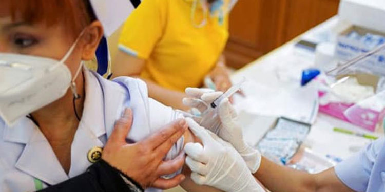 Sinovac aşısı yaptıran yüzlerce Taylandlı sağlıkçı enfekte oldu