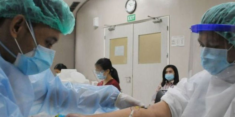 Sinovac aşısının uygulandığı Endonezya'da sağlık çalışanlarına üçüncü doz çağrısı