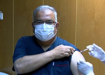 Sinovac gönüllüsü profesör, 3'üncü doz için Biontech aşısı oldu