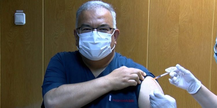 Sinovac gönüllüsü profesör, 3'üncü doz için Biontech aşısı oldu