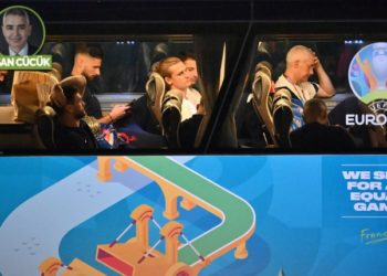 Skandala Fransız kalmıyorlar!