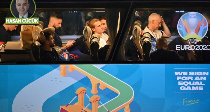 Skandala Fransız kalmıyorlar!