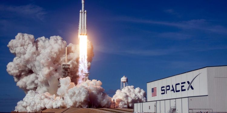 SpaceX, Jüpiter’in uydusu Europa’ya 178 milyon dolara gidecek
