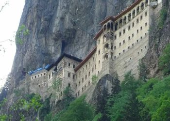 Sümela Manastırı’nın restorasyon atıkları dereye dökülmüş