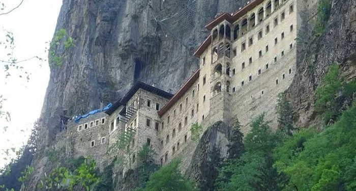 Sümela Manastırı’nın restorasyon atıkları dereye dökülmüş