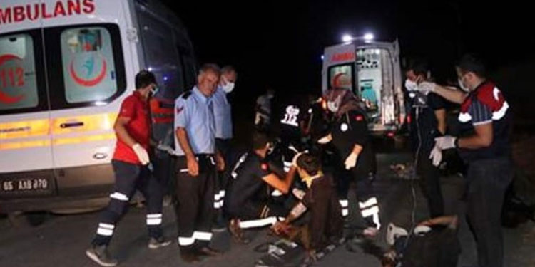 Sığınmacıları taşıyan minübüs şarampole devrildi: 12 ölü, 20 yaralı