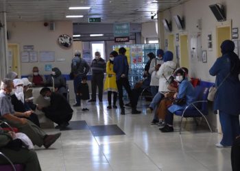 TTB 2. Başkanı Doç. Dr. Ökten: Tedbirler devam etmeli; aşılamada hızlanamazsak yeni pik yaşarız