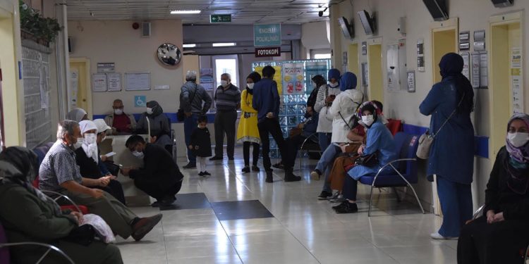 TTB 2. Başkanı Doç. Dr. Ökten: Tedbirler devam etmeli; aşılamada hızlanamazsak yeni pik yaşarız