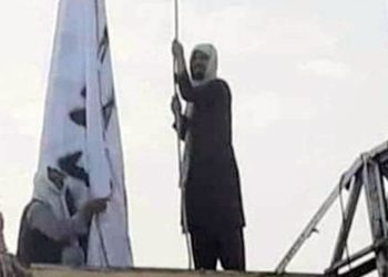 "Taliban, Afganistan-Pakistan sınır noktasına bayrağını astı"