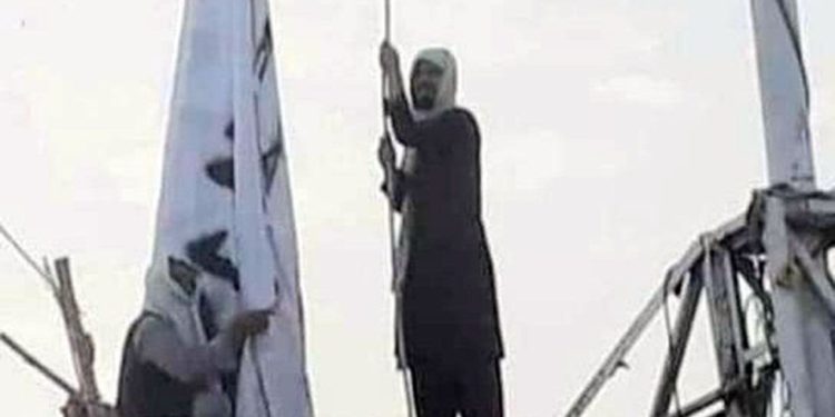 "Taliban, Afganistan-Pakistan sınır noktasına bayrağını astı"