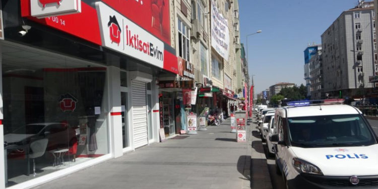 Tasfiye edilen faizsiz konut şirketleri kepenk açmadı, kapıya not bıraktı!