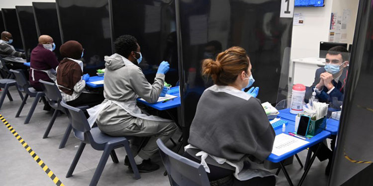 Telegraph: İngiltere'de bakanlar, çocuk ve genç nüfusu toplu olarak aşılamaya karşı çıktı