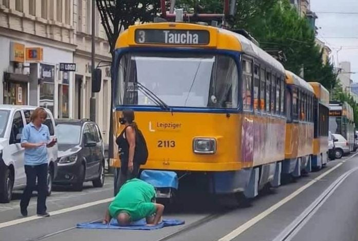 Tramvay önünde “İslamofobi” namazı!