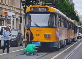Tramvay önünde “İslamofobi” namazı!