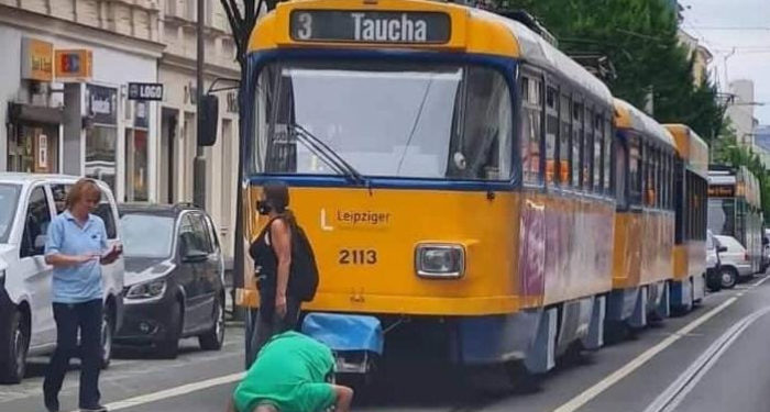 Tramvay önünde “İslamofobi” namazı!