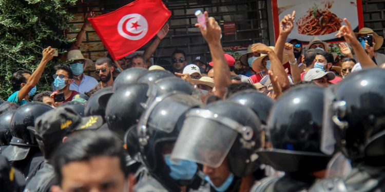 Tunus'ta 1 ay süreyle sokağa çıkma yasağı ilan edildi