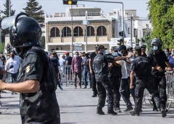 Tunus'ta gece sokağa &ccedil;ıkma yasağı ilan edildi