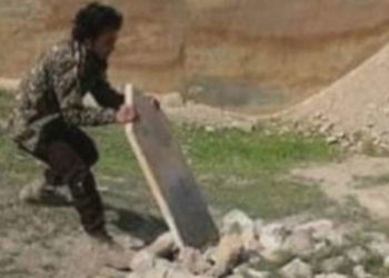 Türkiye'ye bağlı gruplar mezar taşlarını satıyor