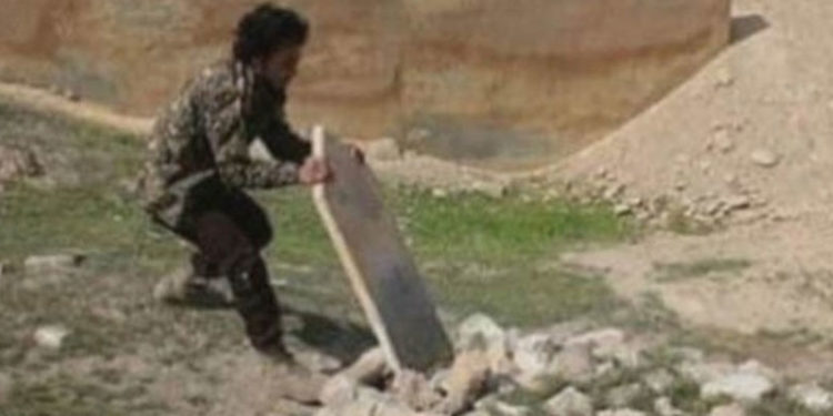 Türkiye'ye bağlı gruplar mezar taşlarını satıyor