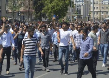 T&uuml;t&uuml;n yasağını protesto eden 10 &uuml;retici tutuklandı