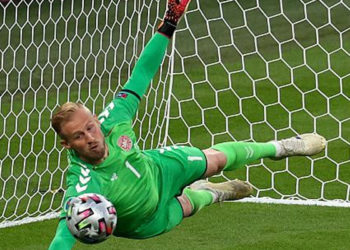 UEFA'dan İngiltere'ye Danimarka kalecisinin yüzüne 'lazer tutulmasına' ceza