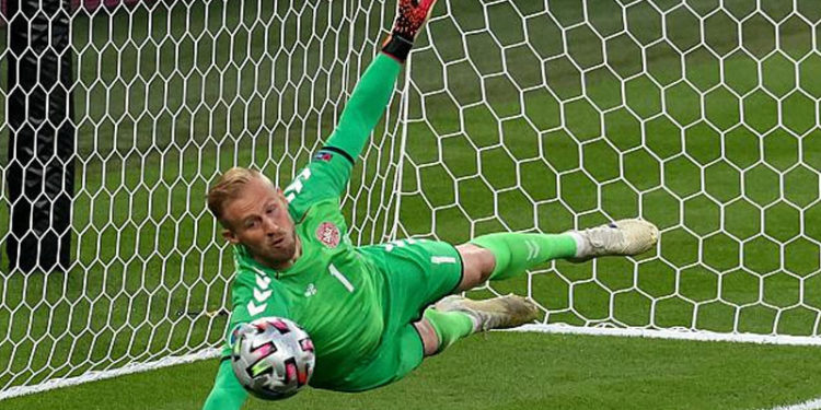 UEFA'dan İngiltere'ye Danimarka kalecisinin yüzüne 'lazer tutulmasına' ceza