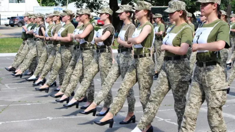 Ukrayna Savunma Bakanı, bağımsızlık günü töreninde kadın askerler için tepki çeken topuklu ayakkabı kararını savundu