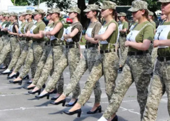 Ukrayna Savunma Bakanı, bağımsızlık günü töreninde kadın askerler için tepki çeken topuklu ayakkabı kararını savundu