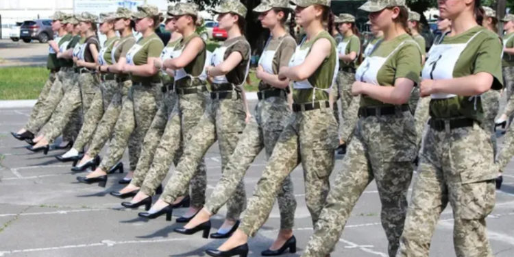 Ukrayna Savunma Bakanı, bağımsızlık günü töreninde kadın askerler için tepki çeken topuklu ayakkabı kararını savundu