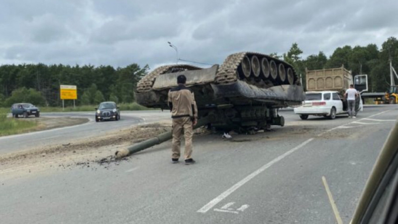 "Yolun ortasında öyle yatıyor": Rusya'da 40 tonluk tank ters döndü