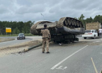 "Yolun ortasında öyle yatıyor": Rusya'da 40 tonluk tank ters döndü