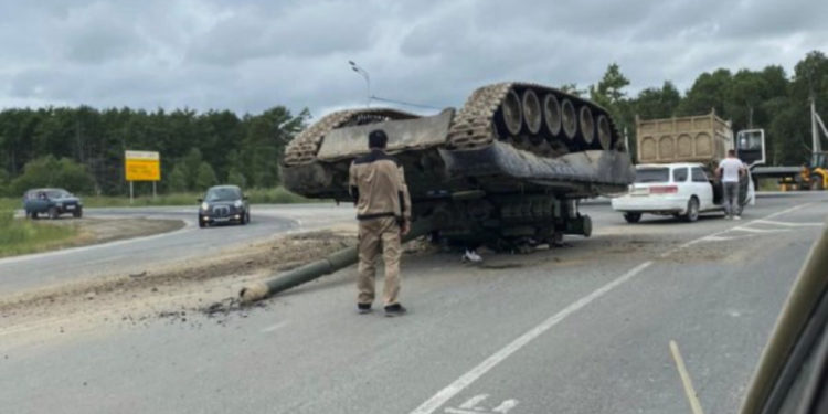 "Yolun ortasında öyle yatıyor": Rusya'da 40 tonluk tank ters döndü