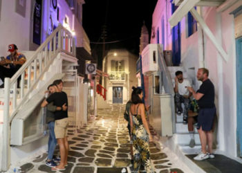 Yunanistan, turizm bölgelerinde Covid-19 önlemlerini denetlemek için, polis birimlerini görevlendirmeye başladı