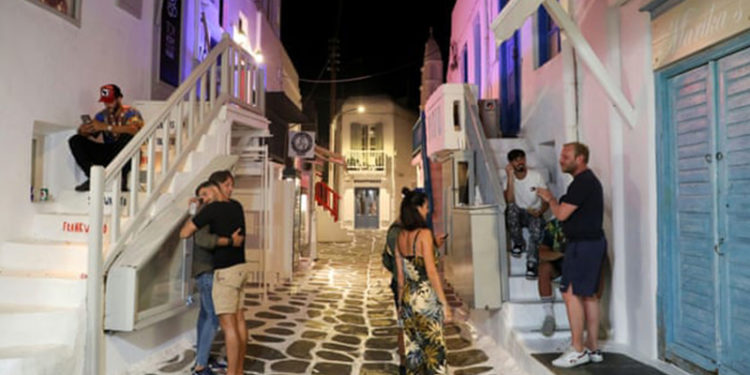 Yunanistan, turizm bölgelerinde Covid-19 önlemlerini denetlemek için, polis birimlerini görevlendirmeye başladı