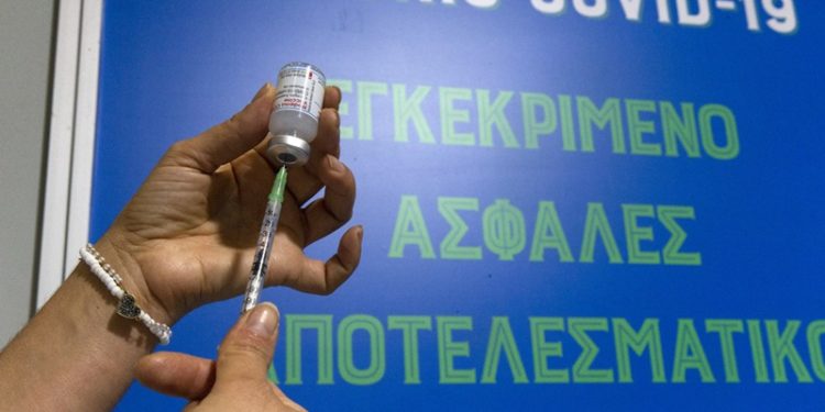 Yunanistan, çeşitli meslek gruplarına zorunlu Covid aşısını değerlendiriyor