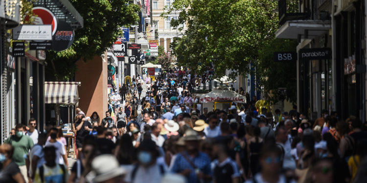 Yunanistan'da artan Koronavirüs vakaları, kısıtlamaları sertleştirdi