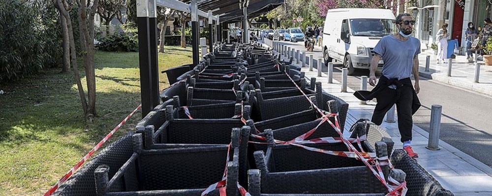 Yunanistan'da günlük Kovid-19 vakaları 10 kat artınca hükümet sert tedbirlere yöneldi